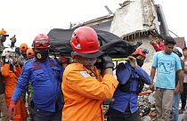 Endonezya'da yaşanan 6.2 büyüklüğündeki depremde can kaybı 77'ye yükseldi.