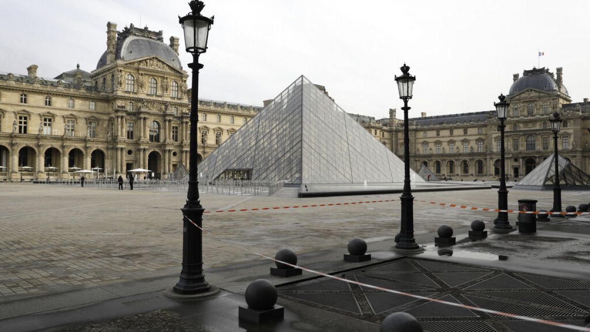 ساحة متحف اللوفر في باريس