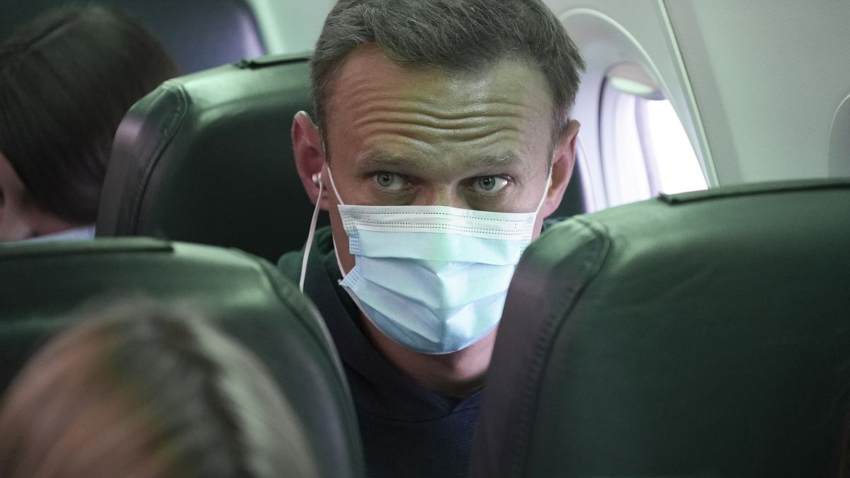 Alexei Navalny no avião para Moscovo, depois de ter sido tratado, na Aleamnha, por envenenamento com arma química na Rússia