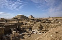 L'archéologue égyptien, Zahi Hawass, et son équipe ont mis au jour de nouveaux trésors archéologiques, dimanche 17 janvier 2021, à Saqqara, au sud du Caire, en Égypte.