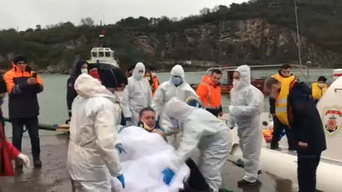 Ασθενοφόρο παραλαμβάνει ναυτικό μετά το ναυάγιο ουκρανικού πλοίου στις τουρκικές ακτές της Μαύρης Θάλασσας