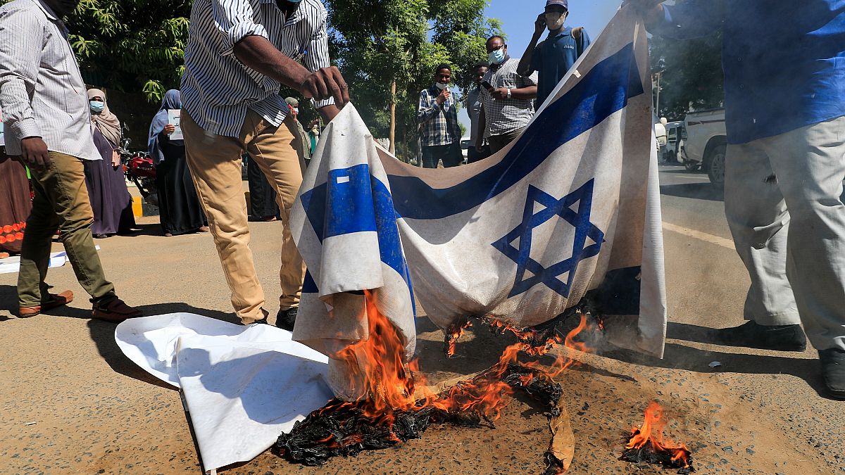 متظاهرون سودانيون يحرقون العلم الإسرائيلي