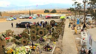 شاهد: مكسيكيون يدفنون موتاهم وسط اكتظاظ المقابر بضحايا كورونا