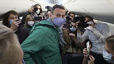 Alexéi Navalni a bordo del avión en el que ha viajado desde Berlín a Moscú.