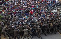 تصاویری از انبوه مهاجران هندوراسی در گواتمالا؛ پلیس راه را سد کرده است