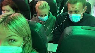 Euronews-Reporterin Galina Polonskaya im Flieger mit Nawalny
