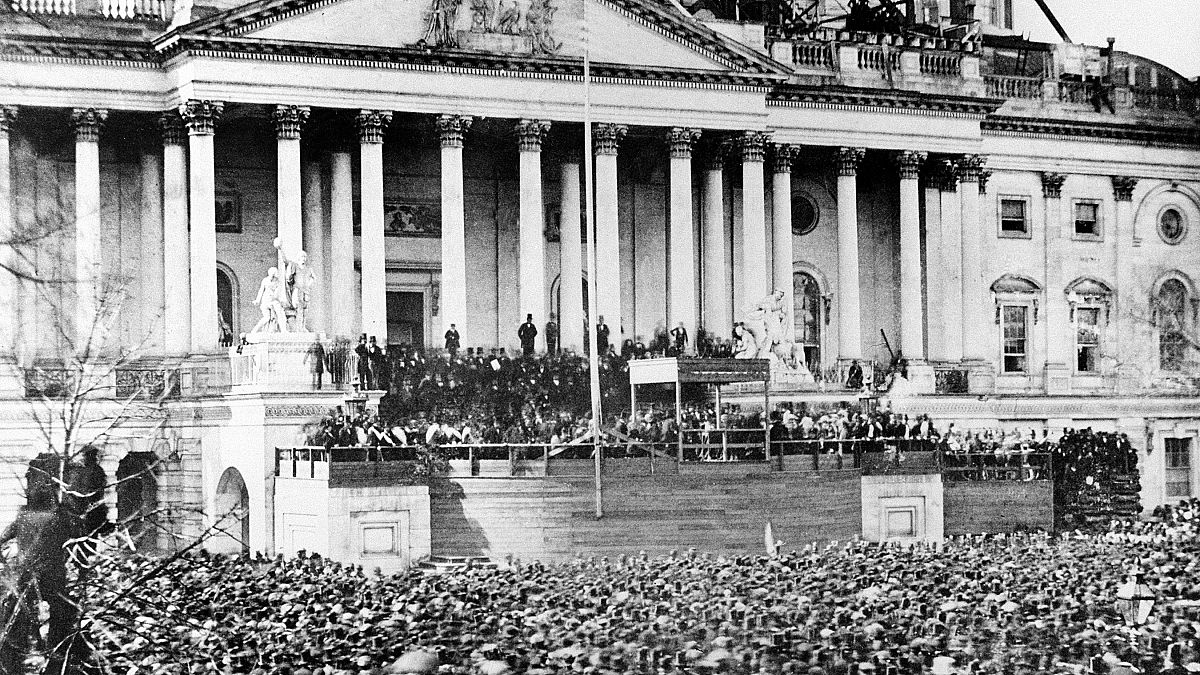 Abraham Lincoln de pie en el centro de la escalera del Capitolio durante su investidura