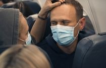 Алексей Навальный в самолете с женой Юлией. Архивное фото.