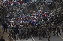 Guatemala: nuovi scontri tra la polizia e i migranti diretti al confine tra Messico e Usa