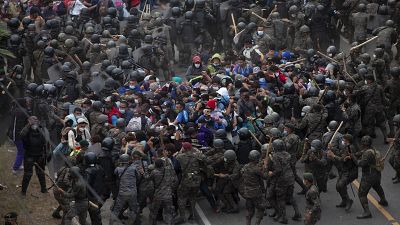 Soldaten drängten die Menschen aus Honduras an einer Autobahn-Sperre zurück