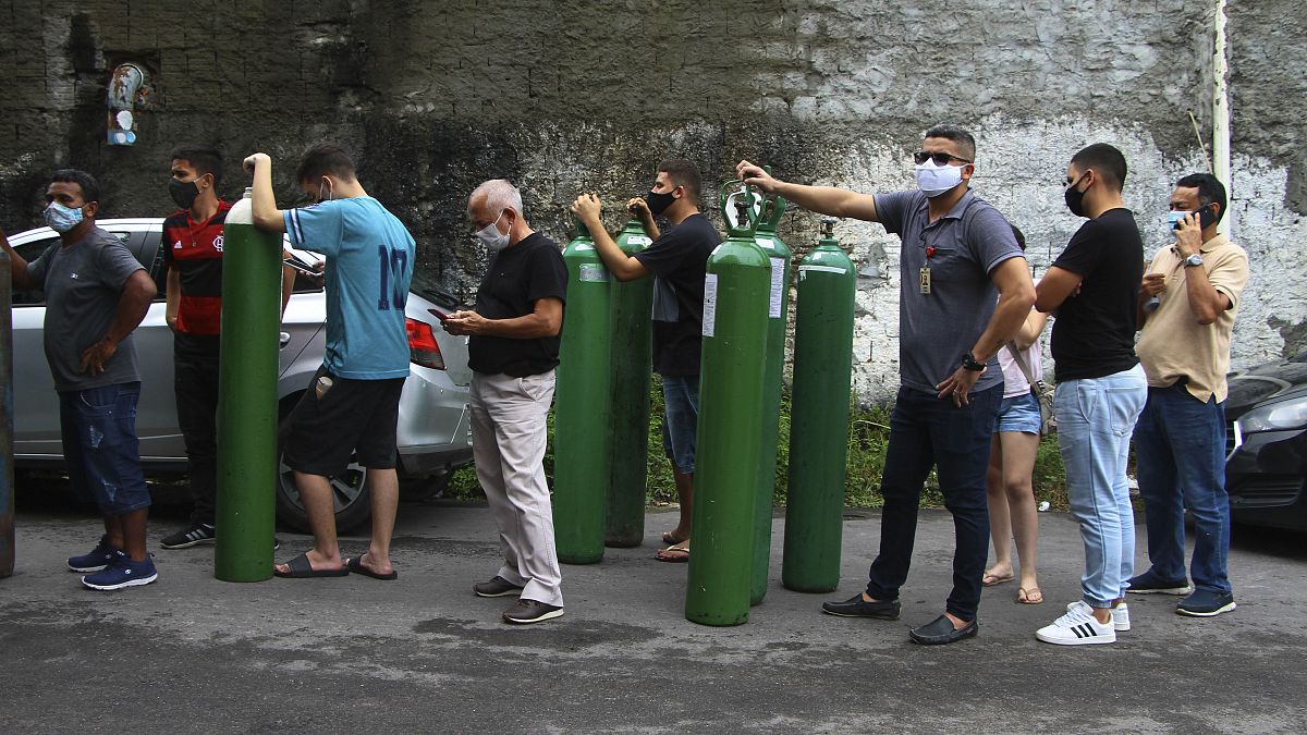 عائلات المرضى بكوفيد-19 المتواجدين في المستشفى يحاولون ملء خزانات الأكسجين الفارغة في ماناوس- البرازيل. 