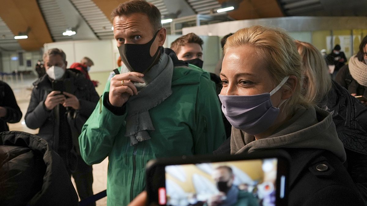 Alexeï Navalny et son épouse Ioulia à l'aéroport Cheremetievo de Moscou, 17 janvier 2021