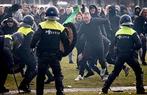 Hollanda'da Covid-19 önlemlerine karşı çıkanlar polisle çatıştı