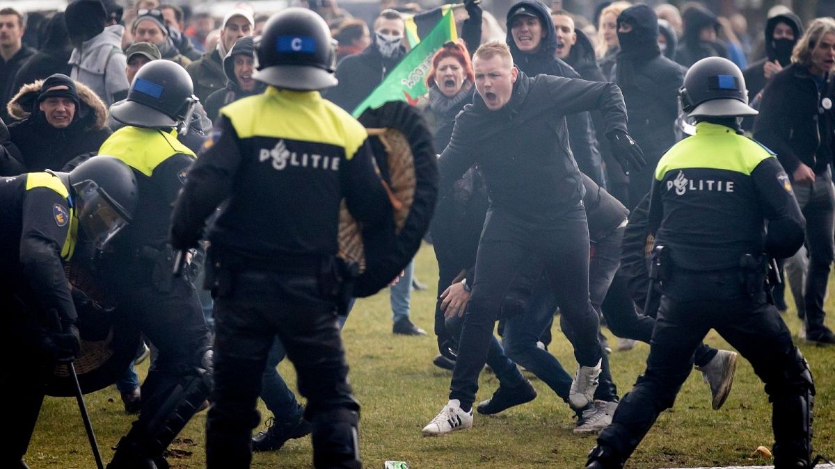 درگیری معترضان به محدودیت‌‌های کرونایی با پلیس در هلند