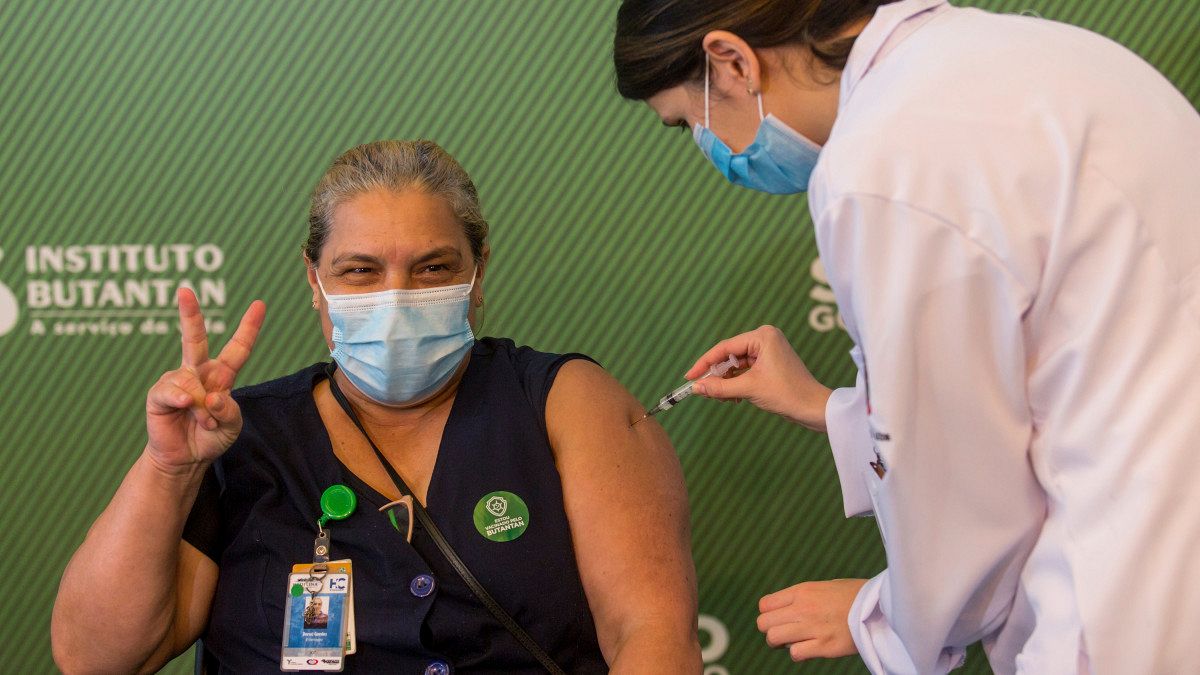 Uma profissional é vacina em São Paulo, Brasil