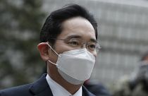 Фактический глава Samsung приговорен к 2,5 годам тюрьмы за коррупцию