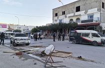 شاهد: صدامات بين محتجين والشرطة في تونس والجيش ينتشر في بعض المدن