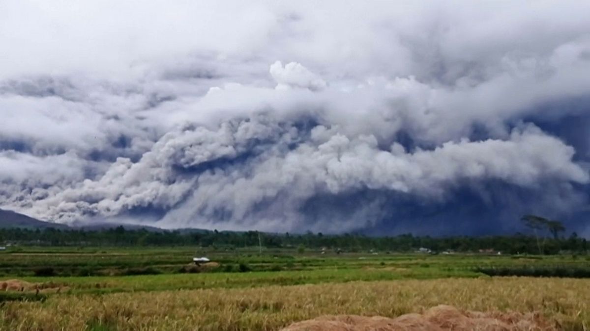 Una nube de ceniza impide ver el monte Semeru, en la isla de Java