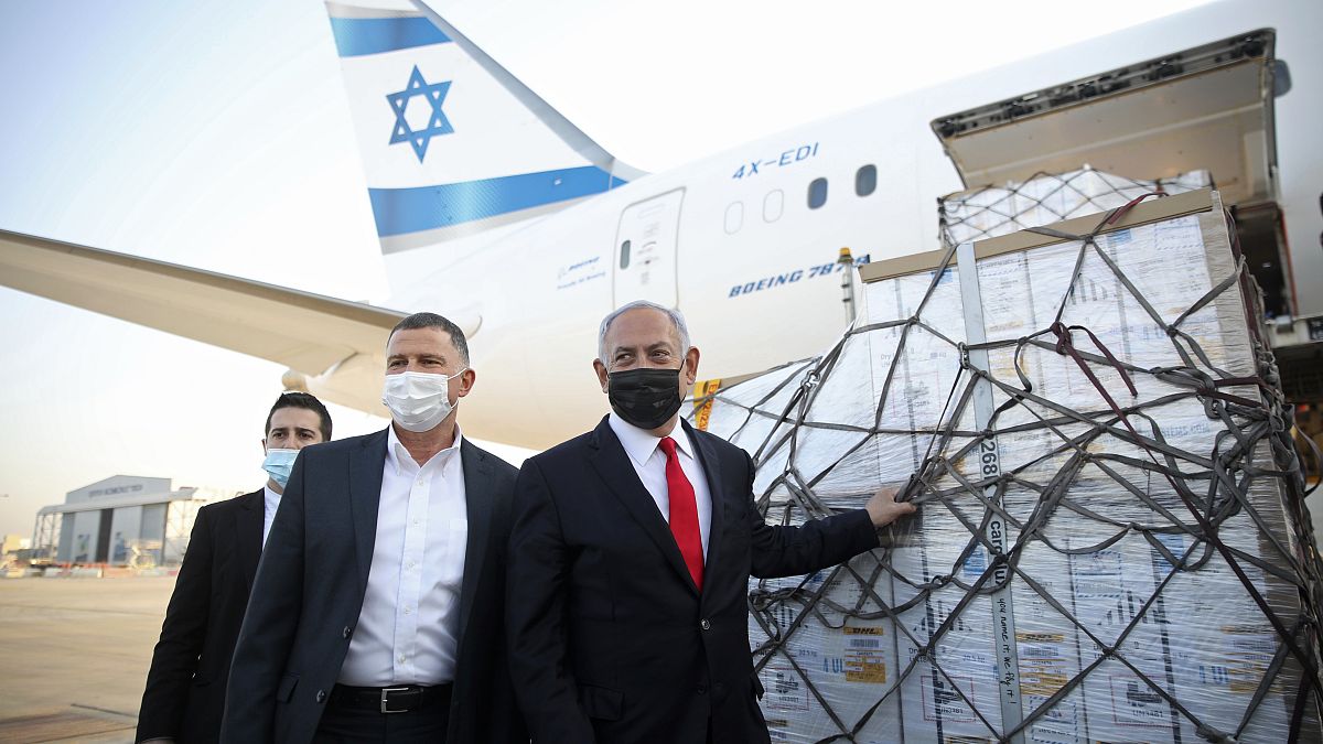 رئيس الوزراء الإسرائيلي بنيامين نتنياهو ووزير الصحة يولي إدلشتاين يحضران وصول طائرة بشحنة من لقاحات فايزر لفيروس كورونا إلى مطار بن غوريون