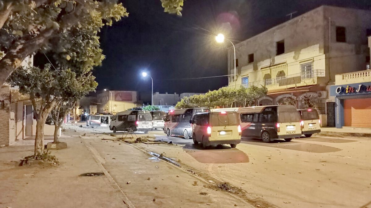 La scena dopo la notte di scontri a Ben Arous, Tunisia, domenica 17 gennaio 2021