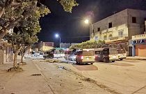 La scena dopo la notte di scontri a Ben Arous, Tunisia, domenica 17 gennaio 2021