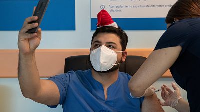 El médico German Osorio es vacunado contra el virus en el Hospital Central de Posta en Santiago, Chile, el 24 de diciembre de 2020. Fecha de inicio de la campaña en el país.
