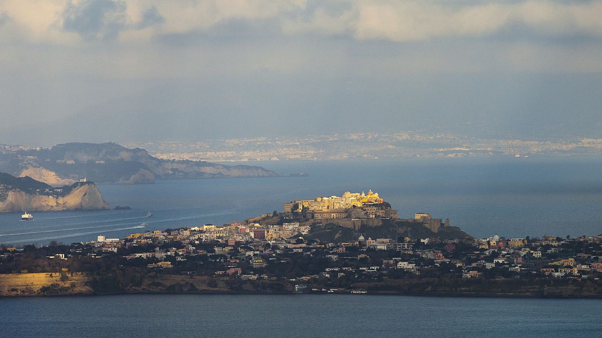 L'isola di Procida e Napoli sullo sfondo
