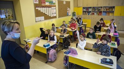 Iskolák nyitottak újra szerte Európában