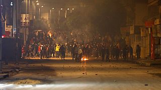 Τυνησία: Ολονύκτιες ταραχές σε πέντε πόλεις 