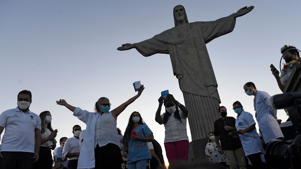 انطلاق حملة التطعيم ضد كورونا أمام تمثال المسيح المنقذ في ريو دي جانيرو - البرازيل