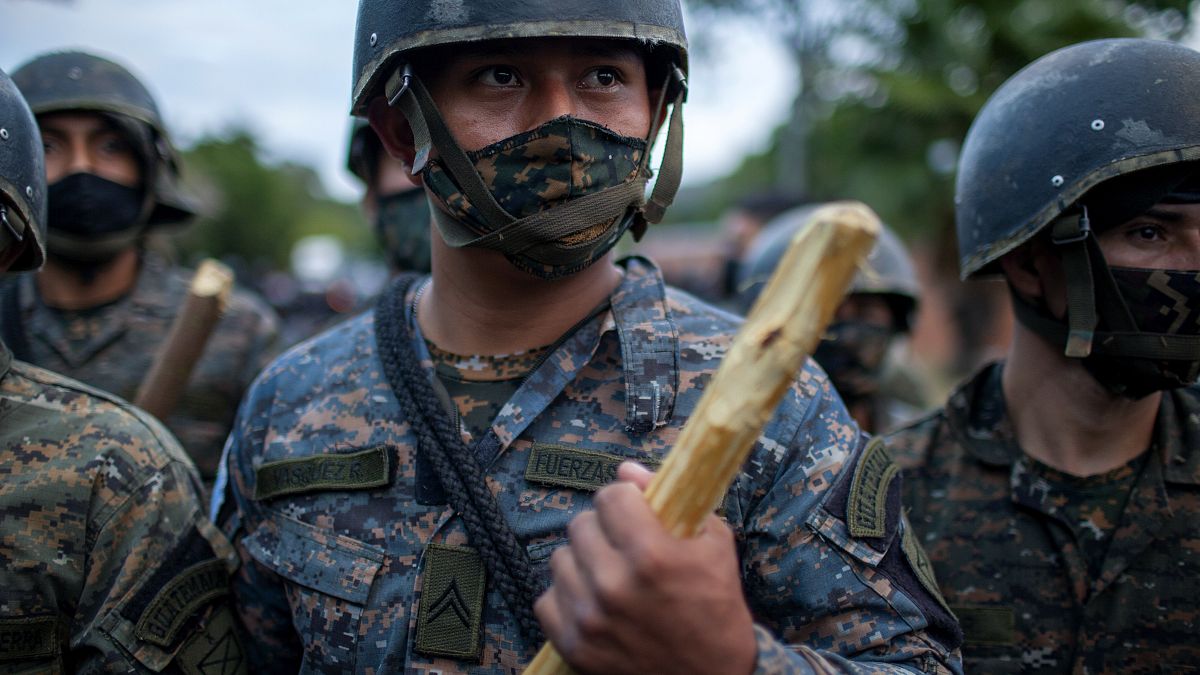 Un miembro de las fuerzas de seguridad guatemaltecas