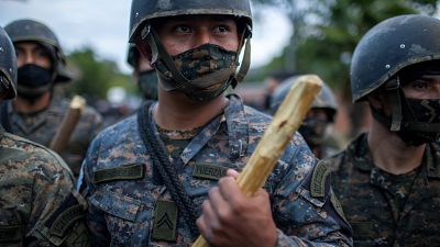 Un miembro de las fuerzas de seguridad guatemaltecas