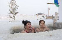 Bei minus 56 Grad Celsius ins Wasser: Zwei Frauen aus Sibirien baden im Fluss Lena.