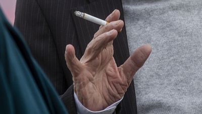 Már szabadtéren is tilos dohányozni egy másik ember közelében Milánóban - képünk illusztráció