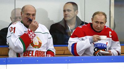 Alexander Lukaschenko und Wladimir Putin bei einem Eishockey-Spiel in Sotschi im Jahr 2020