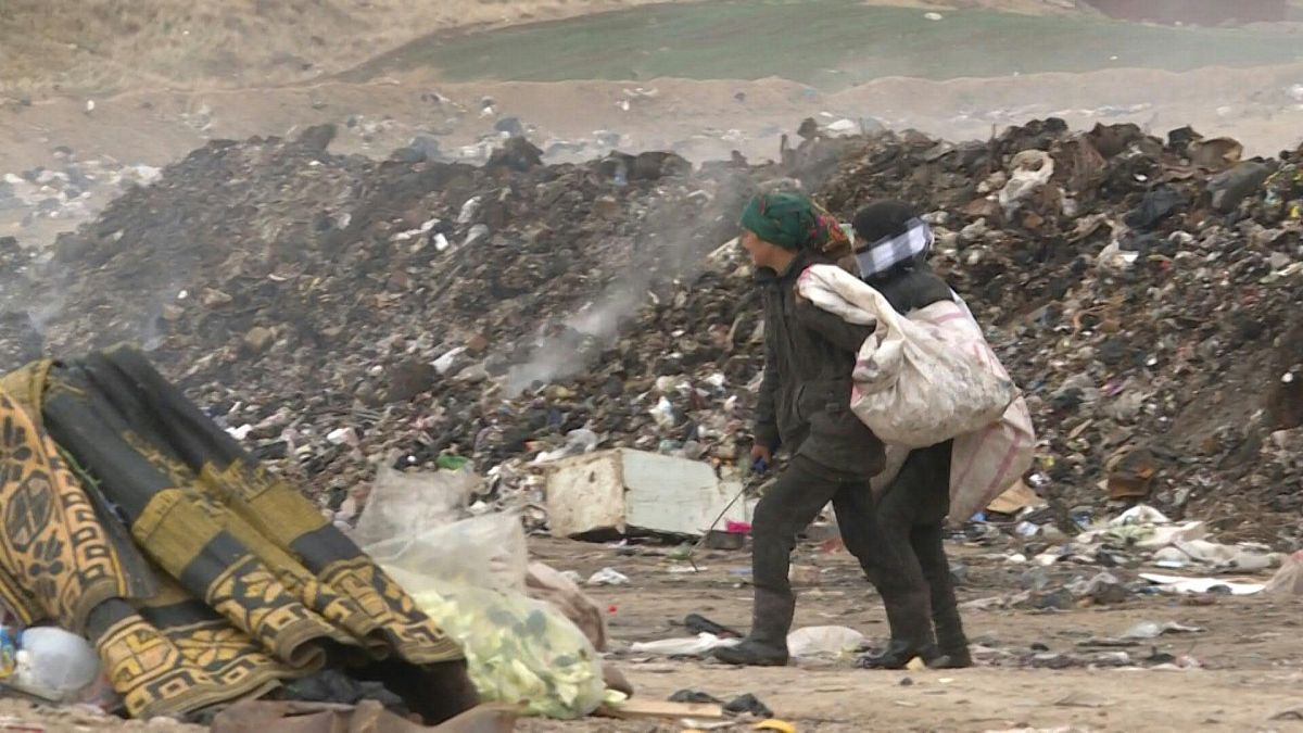 فقراء يبحثون عما يسدّ رمقهم بين أكوام النفايات خلف حقول النفط في شمال شرق سوريا
