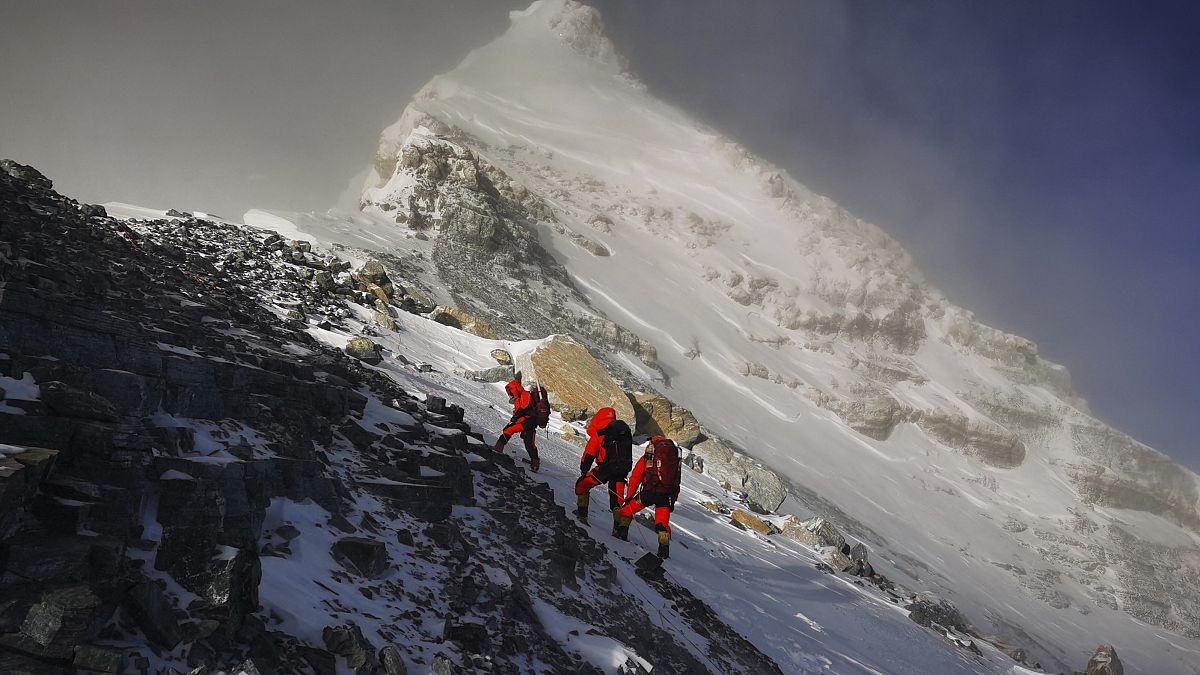 عکس تزئینی از ارتفاعات همیالیا در راه صعود به اورست 