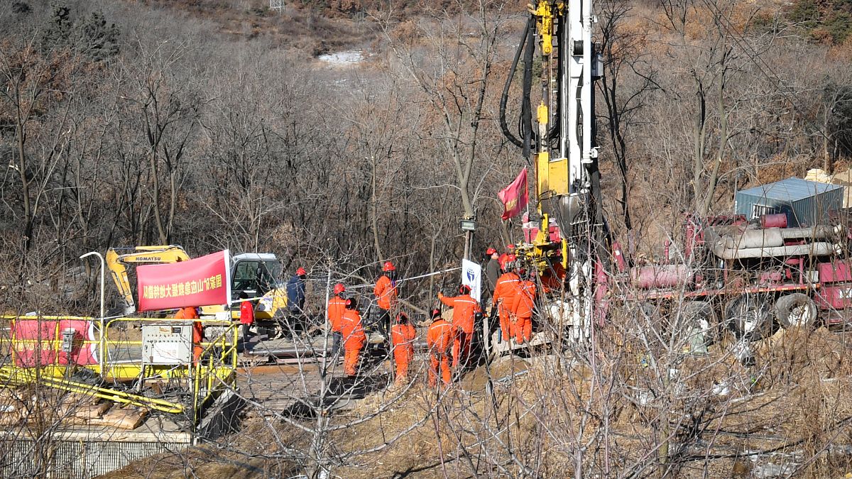  فرق الإنقاذ في موقع انفجار منجم الذهب حيث حوصر 22 عاملاً تحت الأرض في مقاطعة شاندونغ شرقي الصين.