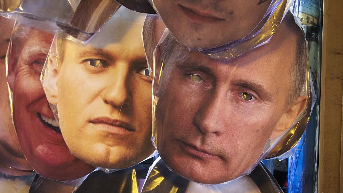 Masken von Nawalny und Putin in einem Geschäft in St. Petersburg.