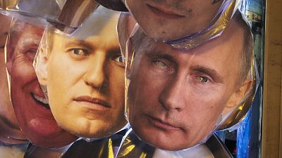 Masken von Nawalny und Putin in einem Geschäft in St. Petersburg.