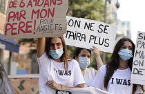 "Dai 6 ai 10 anni da parte di mio padre" e "Non staremo più zitte" si legge sui cartelli durante una manifestazione contro la violenza sessuale ad Ajaccio. 05/07/20