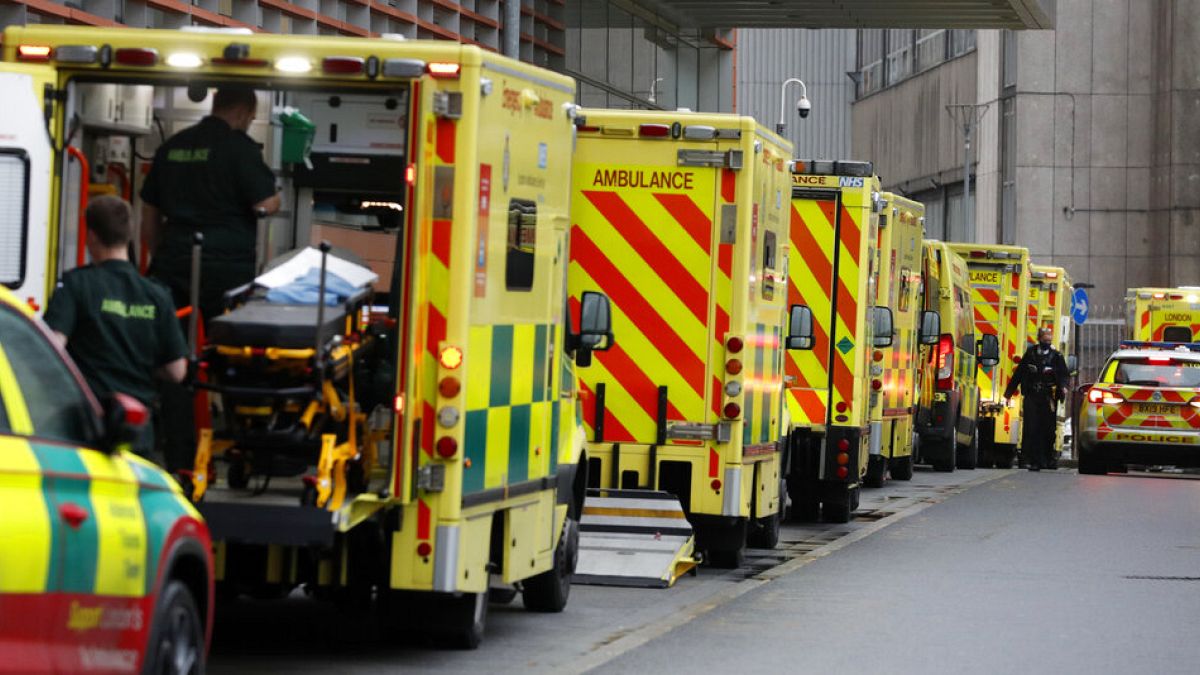 Ασθενοφόρα έξω από νοσοκομείο του Λονδίνου