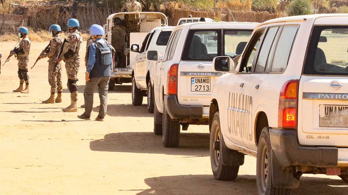 بعثة الأمم المتحدة والاتحاد الأفريقي لحفظ السلام في مخيم للنازحين في نيالا عاصمة جنوب دارفور.