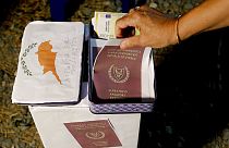 Kıbrıs Rum kesiminde vatandaşlar, 'Altın pasaport' uygulamasını protesto ederken 