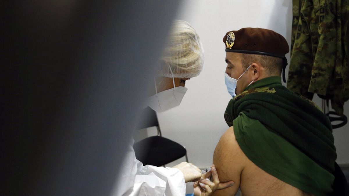 Szerb katonát oltanak be a Sinopharm vakcinájával Belgrádban, 2021. január 19-én