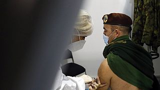 Szerb katonát oltanak be a Sinopharm vakcinájával Belgrádban, 2021. január 19-én