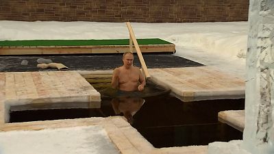 شاهد: بوتين يحتفل بعيد الغطاس بالغطس في المياه المتجمدة