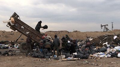 شاهد: سوريون يقتاتون من القمامة وجنود أمريكيون يحرسون آبار النفط.. يحدث في سوريا