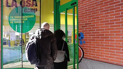 Entrée du supermarché coopératif "La Osa" à Madrid, 18 janvier 2021