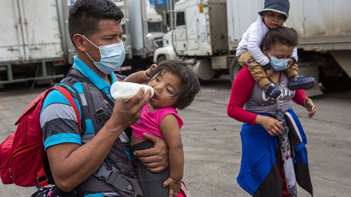 Una familia de migrantes de la caravana regresa a Honduras